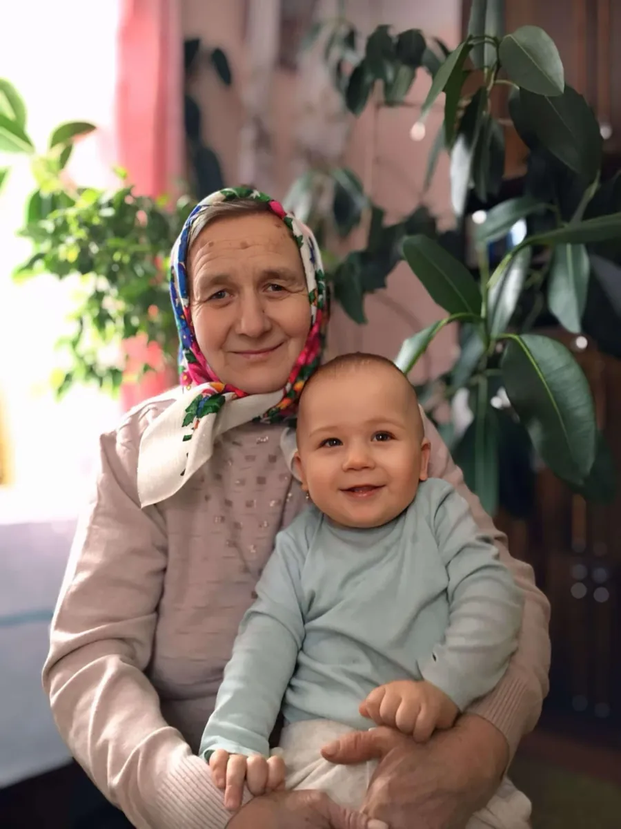 Hanna z małym dzieckiem na kolanach